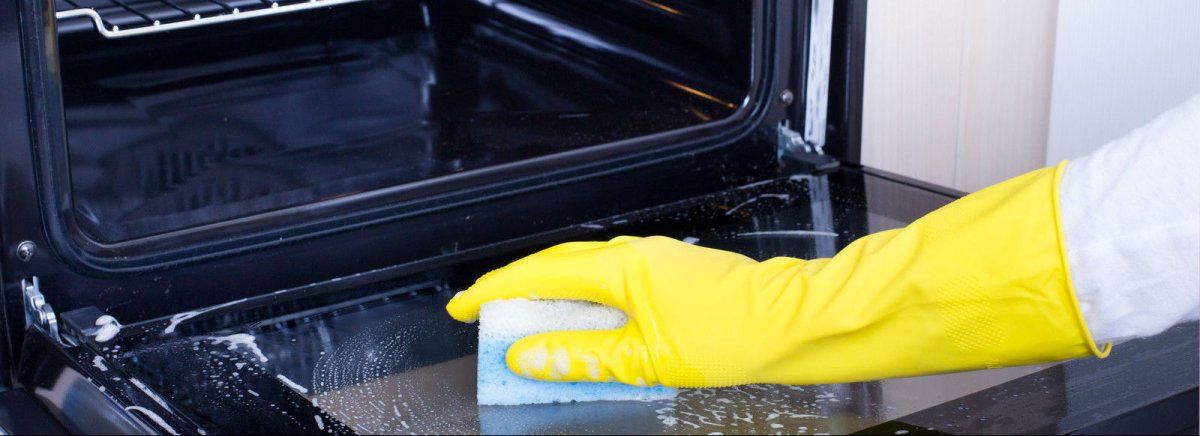 Es sabido que la limpieza del horno, ya sea a gas o eléctrico, es tediosa porque es un electrodoméstico que acumula mucha grasa