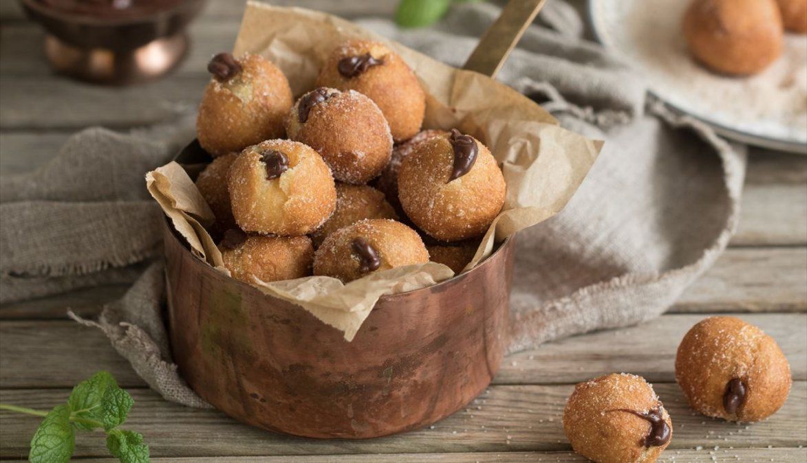 Bu&ntilde;uelos de chocolate para el postre.