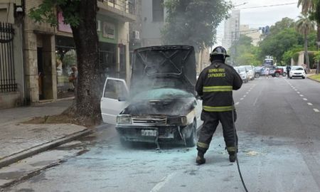 El incendio de auto en Bulevar Gálvez ocurrió a plena tarde, el fuego afectó el motor de un Fiat Uno y fue sofocado por su dueño. El incendio de auto en Bulevar Gálvez ocurrió a plena tarde, el fuego afectó el motor de un Fiat Uno y fue sofocado por su dueño.