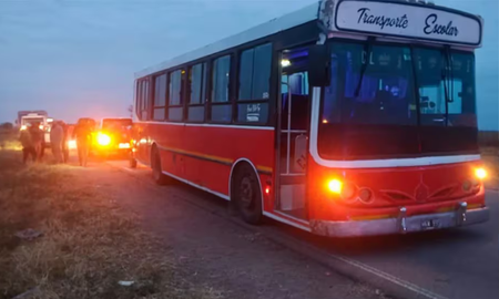 Una camioneta arrasó con un grupo de estudiantes que realizaban un viaje escolar en Santiago Del Estero. Una camioneta arrasó con un grupo de estudiantes que realizaban un viaje escolar en Santiago Del Estero.