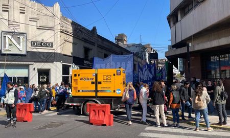 Amsafé se concentra en la Caja de Jubilaciones en rechazo a posibles cambios en la nueva Constitución Amsafé se concentra en la Caja de Jubilaciones en rechazo a posibles cambios en la nueva Constitución