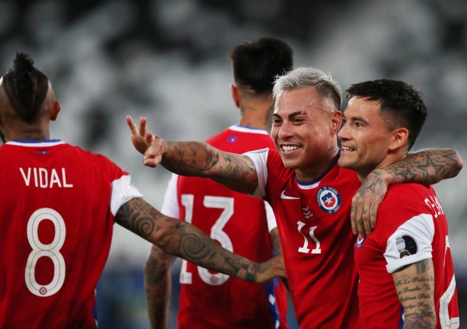 Eduardo Vargas capitalizó el rebote del penal atajado por Emiliano Martínez a Arturo Vidal para poner el 1-1 entre Argentina y Chile por la Copa América.