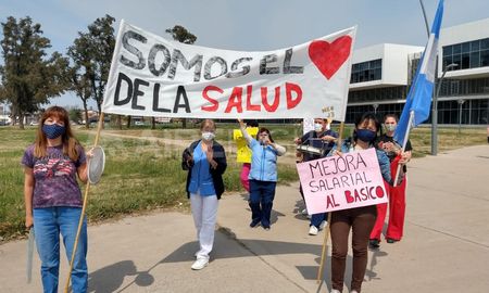 Los enfermeros se manifestaron en la puerta del Hopsital Iturraspe en pedido de una recomposición salarial digna.&nbsp;visibility