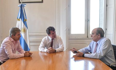 Tras un encuentroentre el Jefe de Gabinete, Nicolás Posse; el ministro del Interior, GuillermoFrancos; y su par de Economía, Luis Caputo, se decidió convocar a losgobernadores el próximo viernes a la Casa Rosada. Tras un encuentroentre el Jefe de Gabinete, Nicolás Posse; el ministro del Interior, GuillermoFrancos; y su par de Economía, Luis Caputo, se decidió convocar a losgobernadores el próximo viernes a la Casa Rosada.