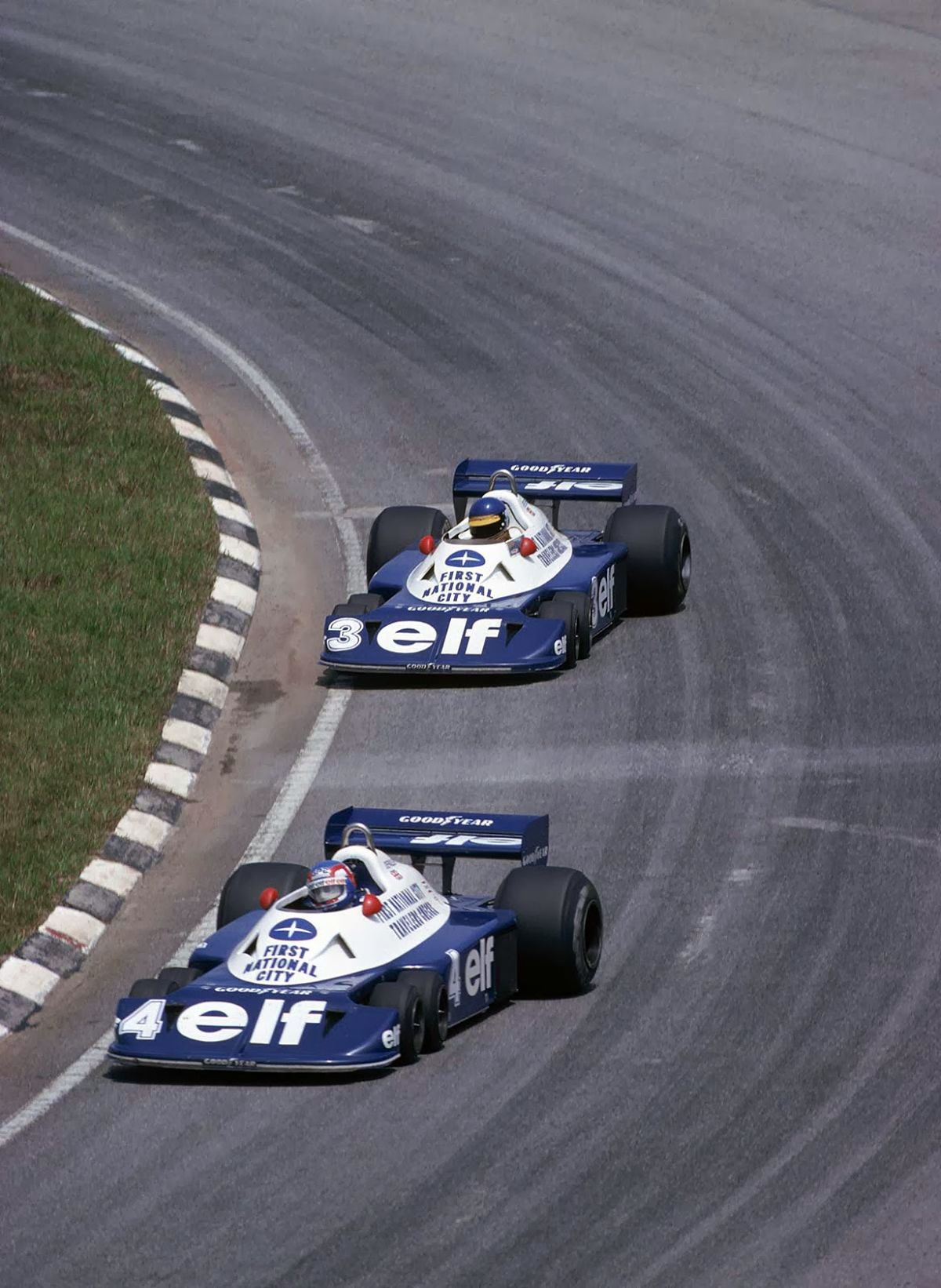 Para la temporada 1977, el Tyrrell de seis ruedas presentó modificaciones (y nuevo sponsor) y se denominó P34B. En la foto, Depailler es seguido en el GP de Brasil, en Interlagos, por su nuevo coequiper, el sueco Ronnie Peterson, quien reemplazó a Jody Scheckter, que se había sumado a la debutante escudería Wolf.