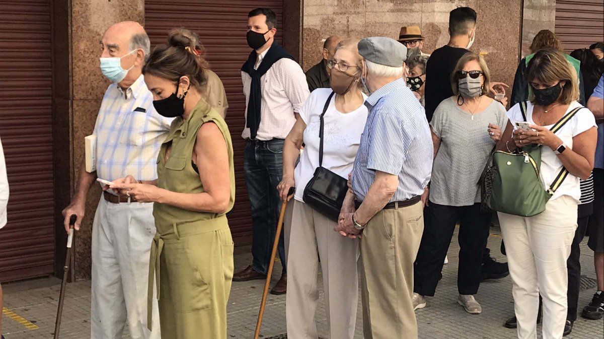 Se registran largas filas para la vacunación de personas mayores.