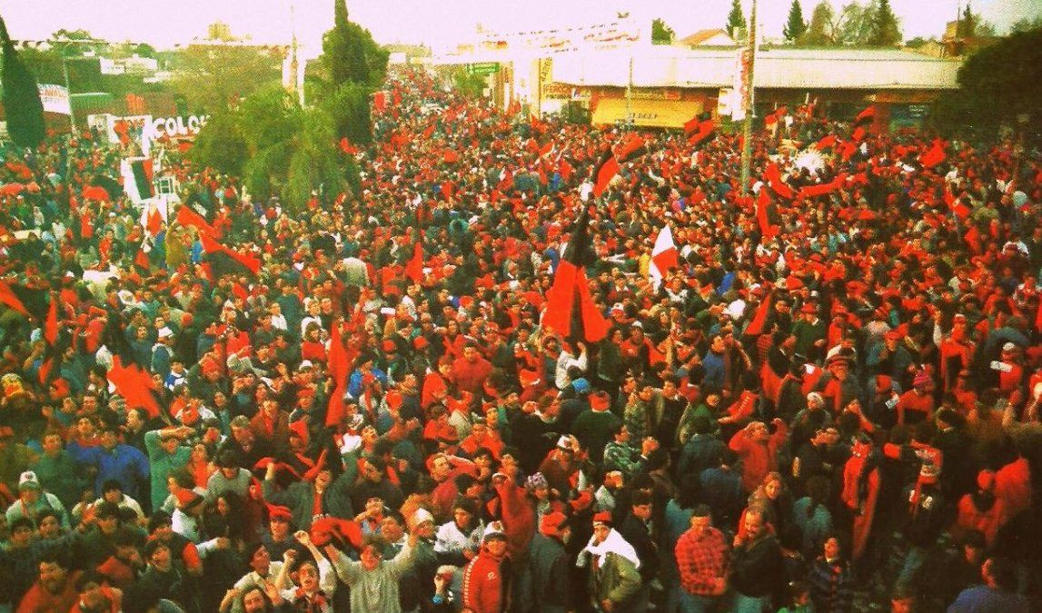 Los hinchas de Col&oacute;n festejando el ascenso frente al club exactamente hace 25 a&ntilde;os