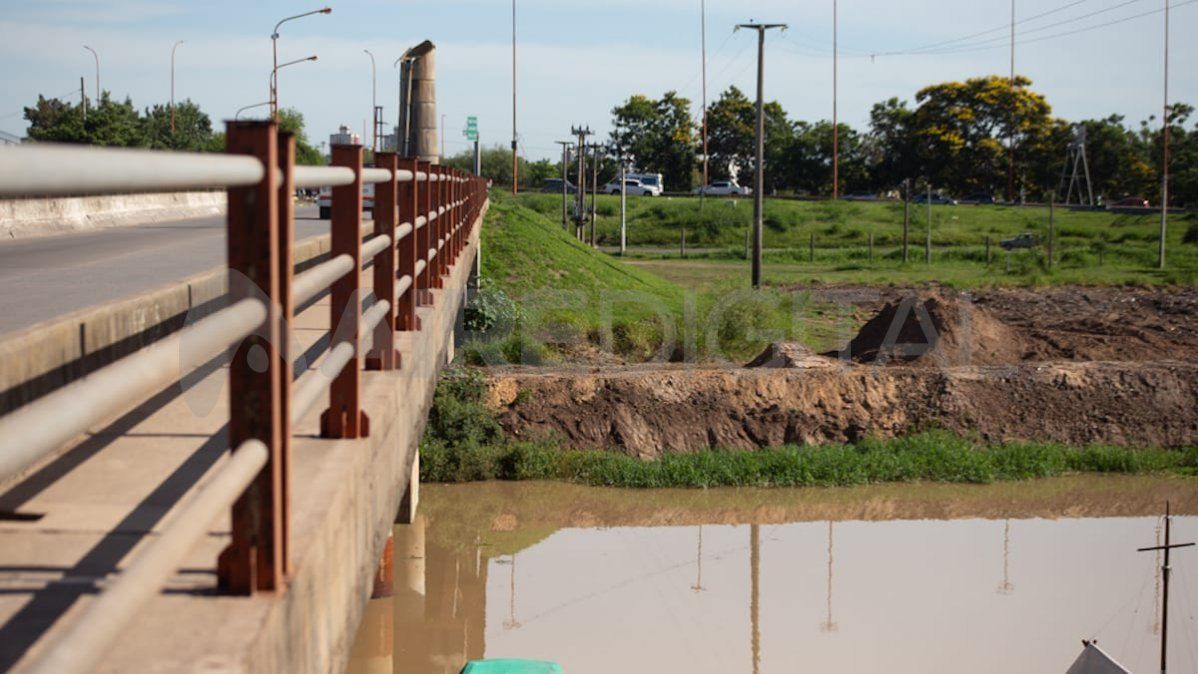 Las obras comenzaron a realizarse sobre la vera de la ruta N° 168 y a orillas del Riacho Santa Fe.