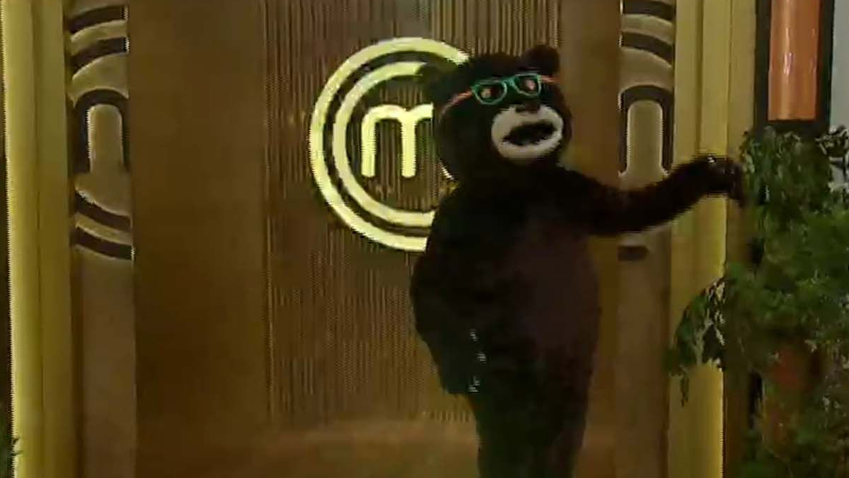 Dami&aacute;n Betular protagoniz&oacute; un divertido momento al disfrazarse de oso para asustar a los concursantes en medio del desaf&iacute;o.