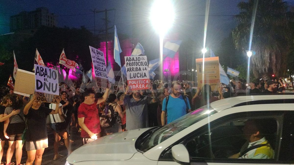 Manifestantes cortaron el tránsito en Bulevar y Pedro Vittori. Manifestantes cortaron el tránsito en Bulevar y Pedro Vittori.