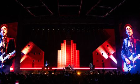 Zeta Bosio y Charly Alberti tocaron junto a la proyección digital de Gustavo Cerati en el Movistar Arena. Zeta Bosio y Charly Alberti tocaron junto a la proyección digital de Gustavo Cerati en el Movistar Arena.