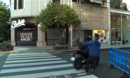 Los motochorros le sacaron el celular de sus manos y se dieron a la fuga. Los motochorros le sacaron el celular de sus manos y se dieron a la fuga.