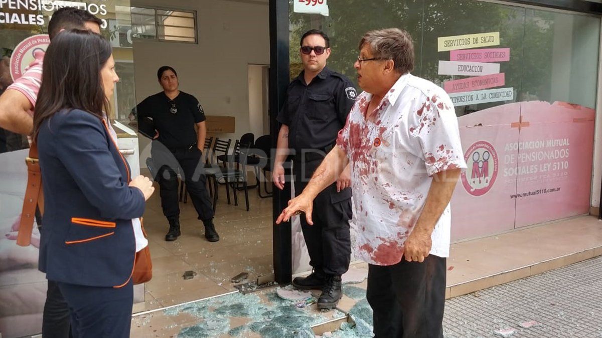 Ba&ntilde;ado en sangre. El empleado de la Mutual termin&oacute; herido