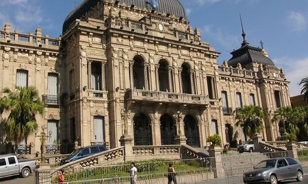 La mujer dijo que fue interceptada y manoseada por tres militantes políticos en el Salón Blanco. La mujer dijo que fue interceptada y manoseada por tres militantes políticos en el Salón Blanco.
