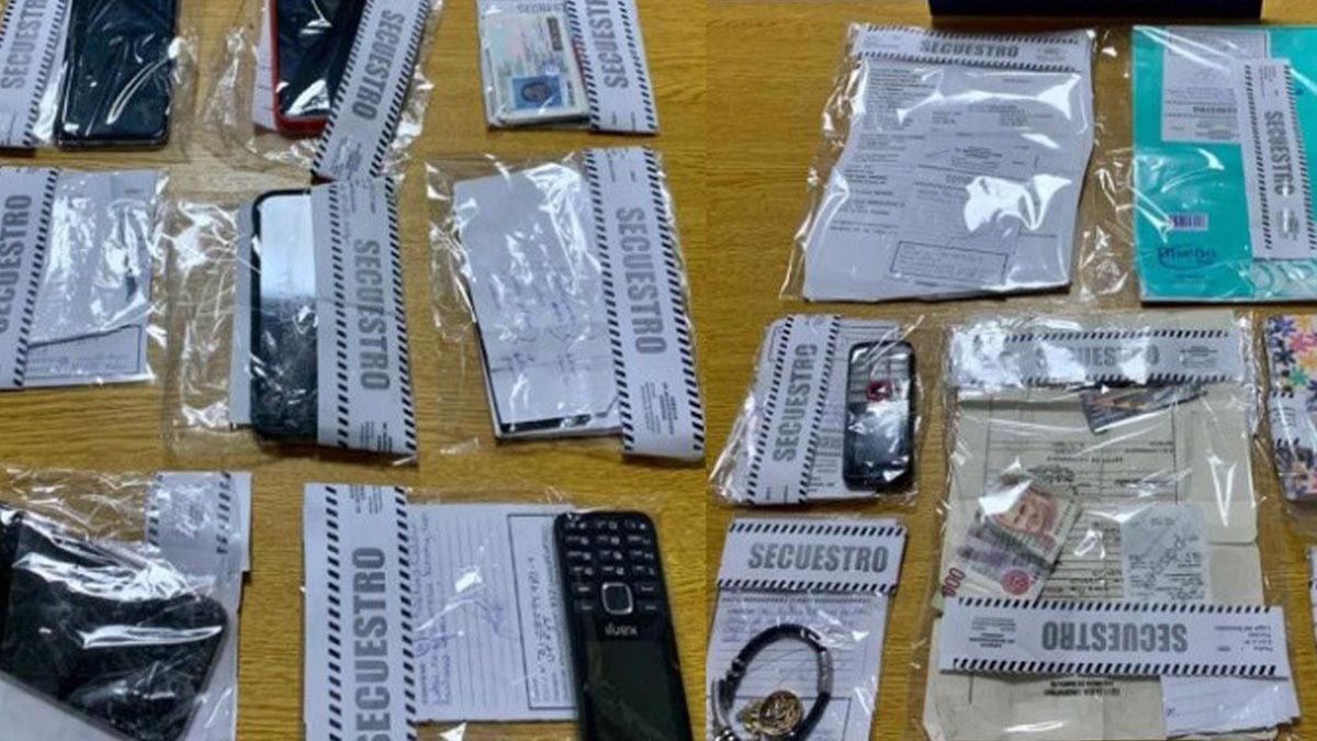 De la requisa en Roldan se secuestró dinero en efectivo (unos 8 mil pesos), seis teléfonos celulares, entre ellos 4 Iphone, una netbook del plan oficial “conectar igualdad”, un pendrive, boletos de compra venta de vehículos y varias tarjetas de joyerías rosarinas.