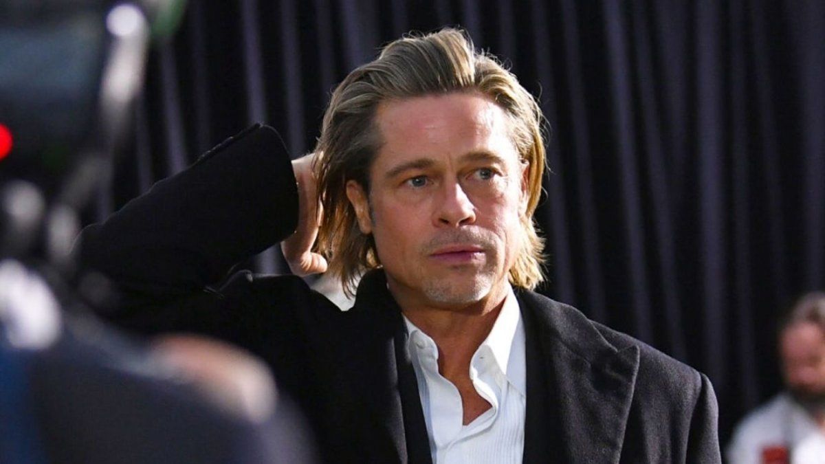 Brad Pitt es visto en un centro médico encorvado y en silla de ruedas