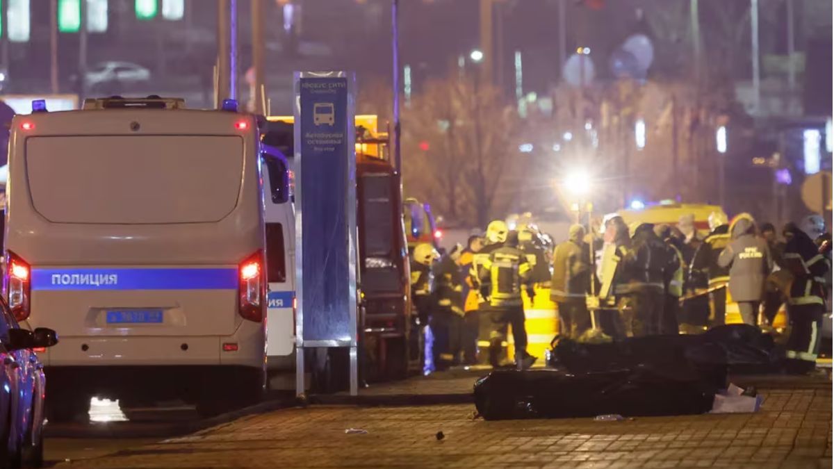 Varias personas con vestimenta camuflada armadas con fusiles automáticos irrumpieron en la sala de conciertos Crocus City Hall en Moscú