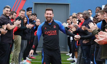 Lionel Messi fue homenajeado en su regreso a Paris Saint-Germain por sus compañeros y empleados del club. Lionel Messi fue homenajeado en su regreso a Paris Saint-Germain por sus compañeros y empleados del club.