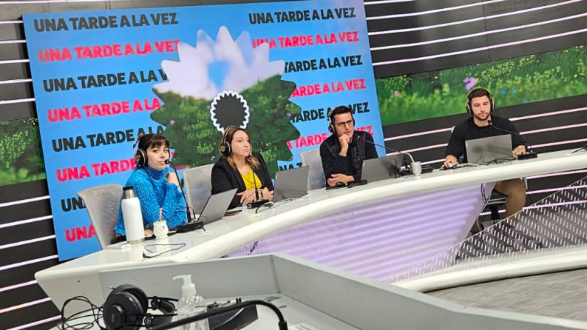 Una Tarde a la Vez se emite por AIRE de lunes a viernes de 17:30 a 20:00. Una Tarde a la Vez se emite por AIRE de lunes a viernes de 17:30 a 20:00.