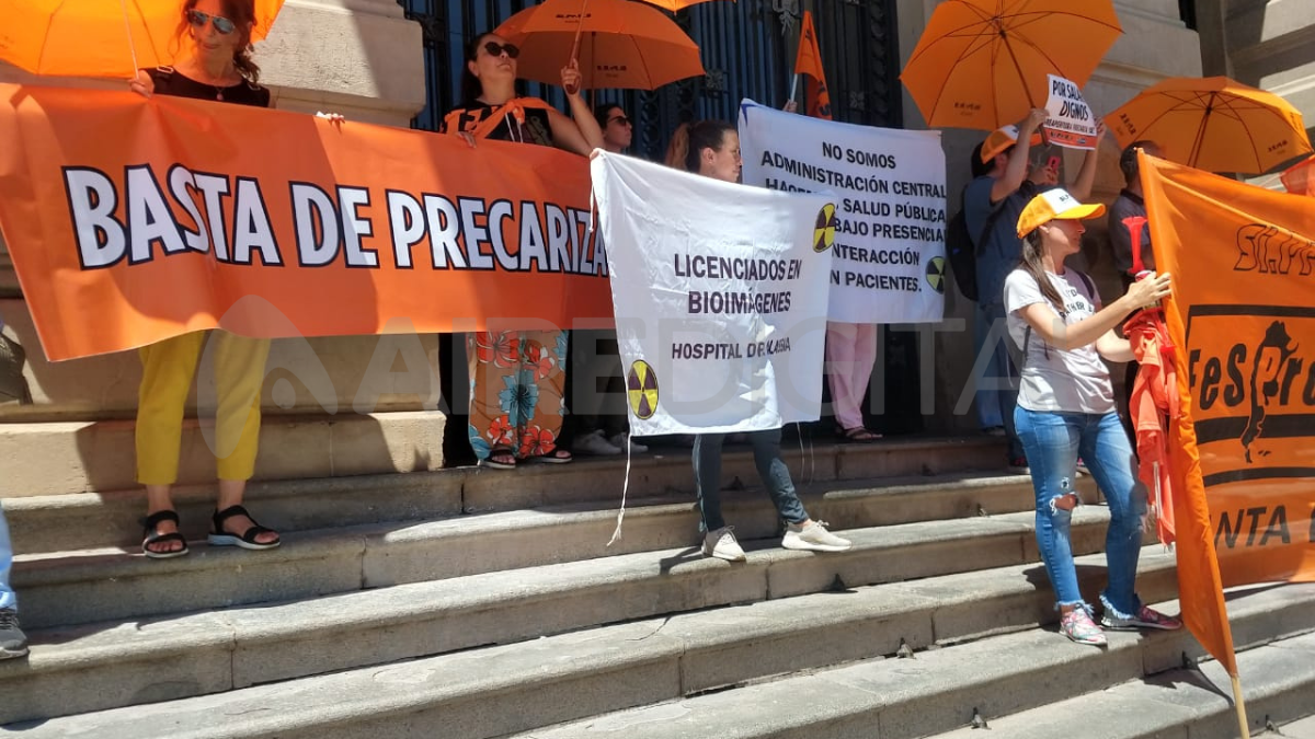 Los médicos y enfermeros de los hospitales públicos de Santa Fe se manifestaron frente a Casa de Gobierno. En las pancartas se podía observar la leyenda "Basta de precarización".