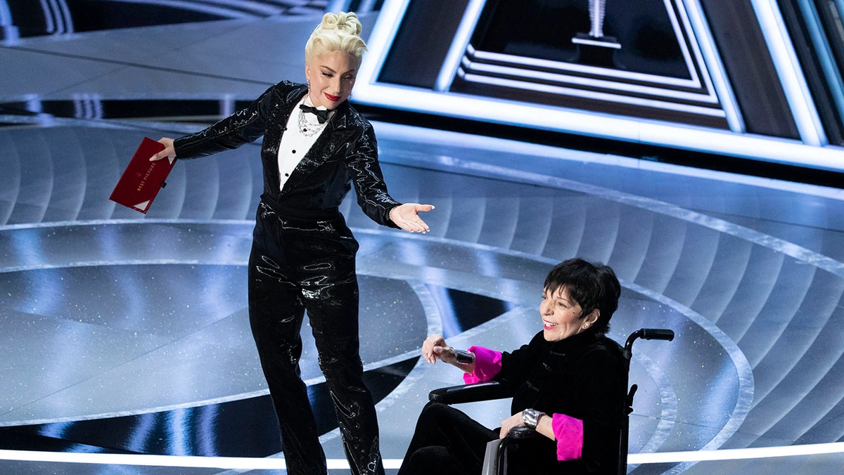 Liza Minnelli, junto a Lady Gaga presentando el premio para la mejor pel&iacute;cula.