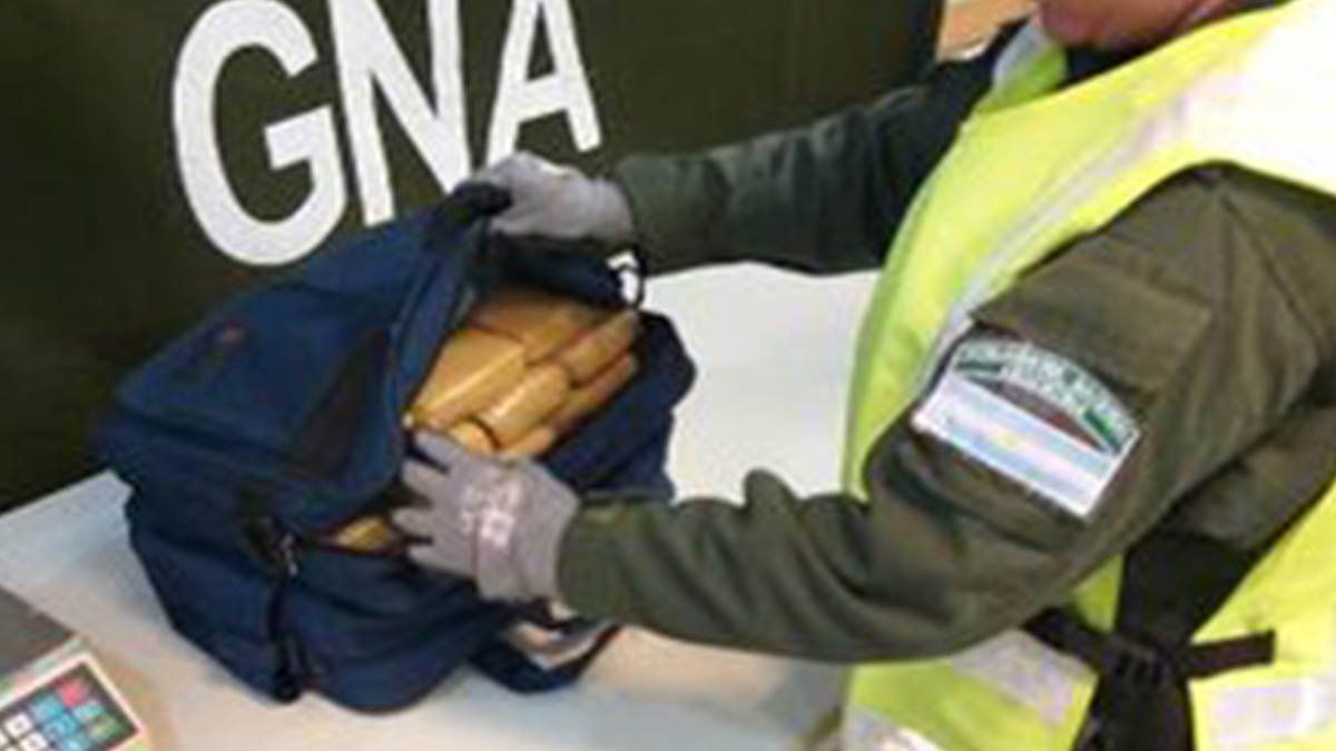 Registro. Los panes de marihuana que llevaban Gudiño y Fernández. 