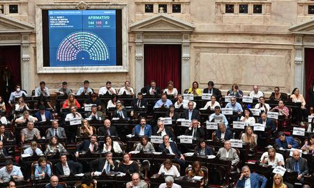 La Ley Ómnibus, que obtuvo media sanción en general, volverá a ser debatida desde este martes en particular. La Ley Ómnibus, que obtuvo media sanción en general, volverá a ser debatida desde este martes en particular.