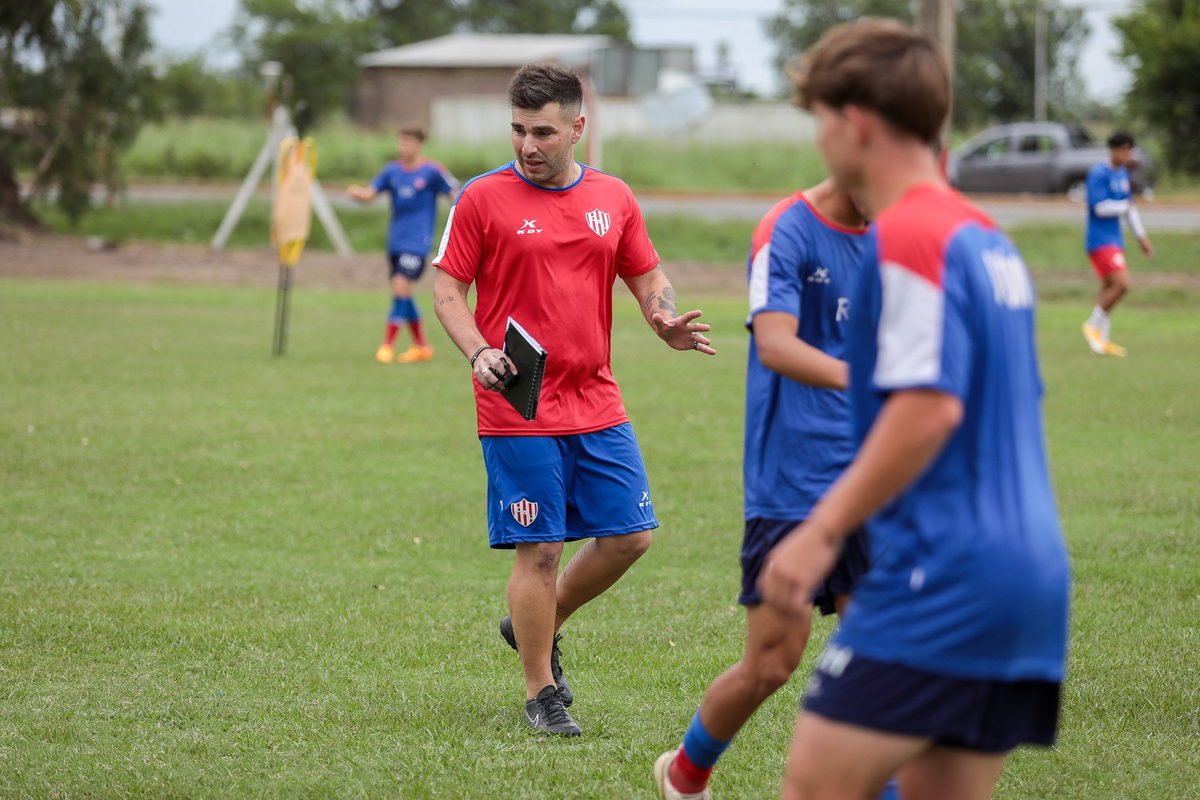 Nicolás Vazzoler, que fue ayudante de Munúa en Unión, es el nuevo DT de la Reserva del Tate. Nicolás Vazzoler, que fue ayudante de Munúa en Unión, es el nuevo DT de la Reserva del Tate.