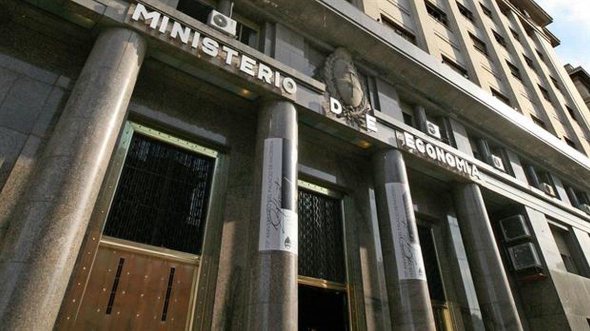 El Gobierno busca mantener el rumbo económico y define el reemplazante de Guzmán.