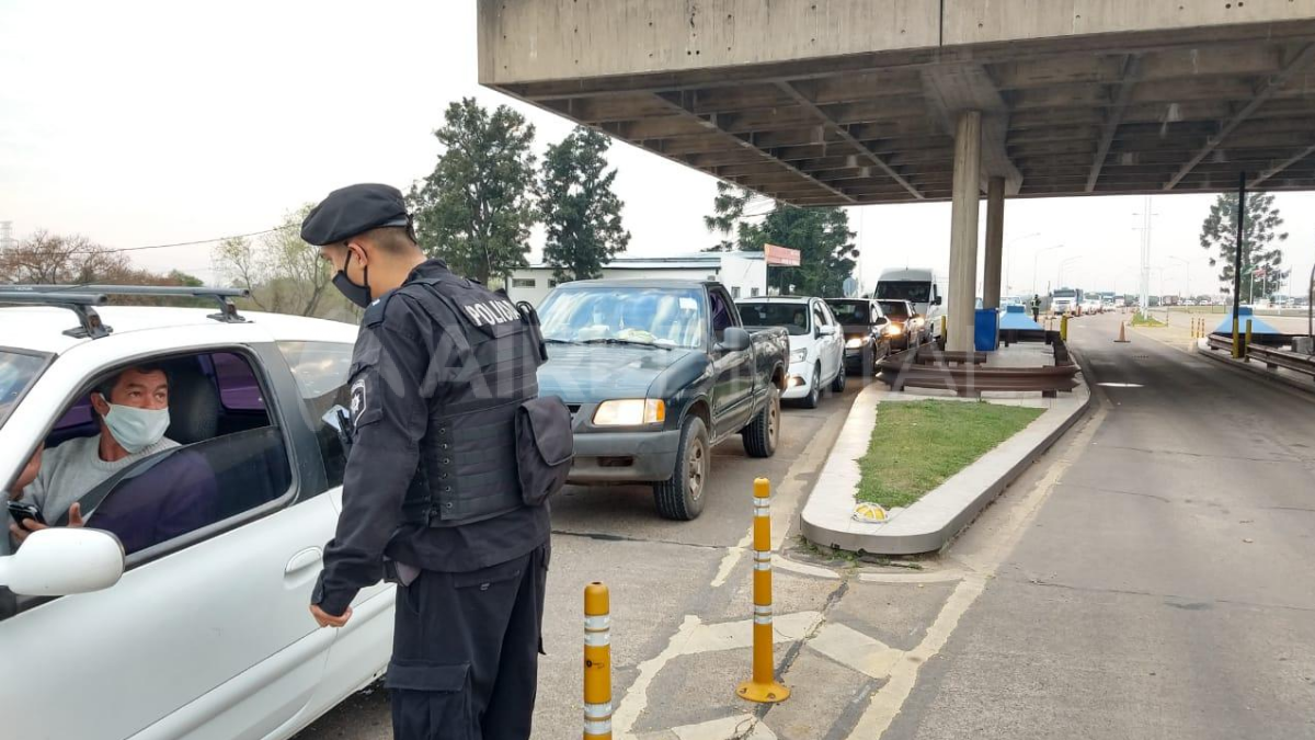 Video: por el pedido de hisopado negativo, hay largas colas para pasar desde Paraná hacia Santa Fe
