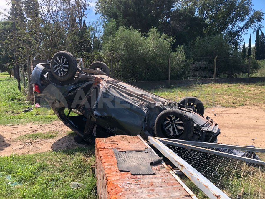 El conductor del coche perdió el control del volante, chocó contra un cerco y volcó