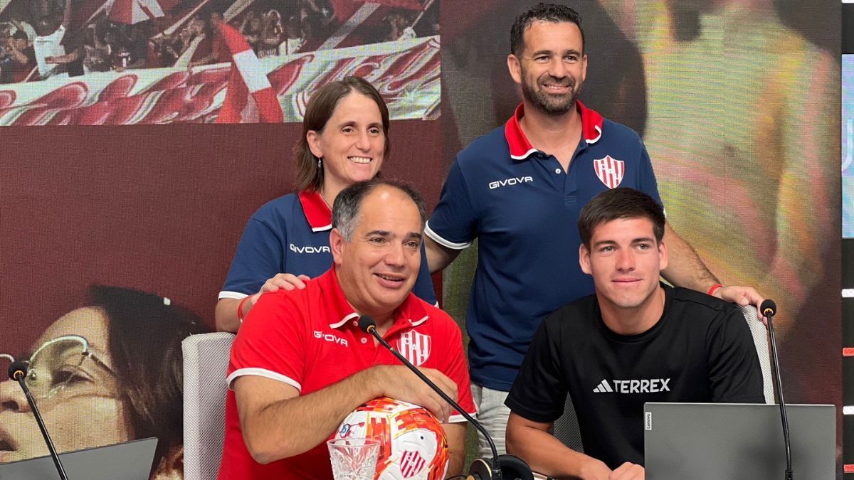 Benjamín Pérez junto a los conductores de Unión Play.