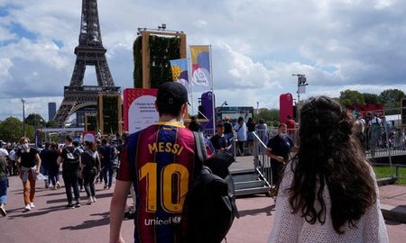 Si Messi y el PSG cierran el acuerdo, el 10 sería presentado el próximo martes en la Torre Eiffel, tal como ocurriera en 2017 con su amigo, el brasileño Neymar. Si Messi y el PSG cierran el acuerdo, el 10 sería presentado el próximo martes en la Torre Eiffel, tal como ocurriera en 2017 con su amigo, el brasileño Neymar.