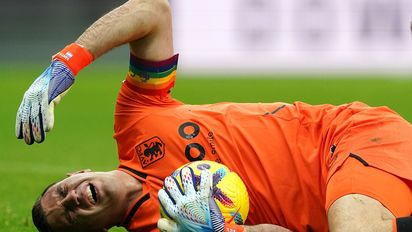 Dibu Martínez salió lesionado y preocupó a la Selección Argentina de cara al Mundial Qatar 2022