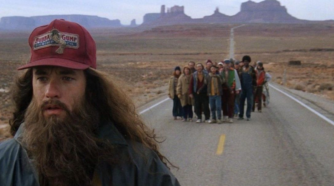 La escena donde Forrest Gump decide dejar de correr y regresa a su casa.