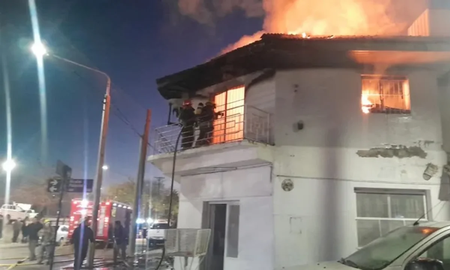 El trágico suceso ocurrió este viernes en el barrio Bouquet Roldán, en la capital neuquina. En el lugar residían cinco personas.