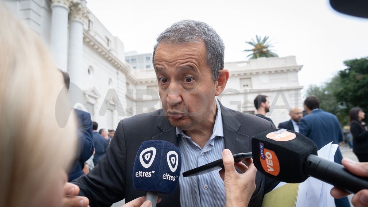 Carlos Del Frade siguió atentamente el discurso de Pullaro y anotó cada eje con papel y birome. Carlos Del Frade siguió atentamente el discurso de Pullaro y anotó cada eje con papel y birome.
