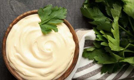 Se elabora con leche en lugar de huevo, lo que la hace apta para personas con alergias o intolerancias al huevo. Se elabora con leche en lugar de huevo, lo que la hace apta para personas con alergias o intolerancias al huevo.