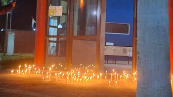 Con velas frente a la comisaría, familiares y vecinos pidieron justicia por Analía Ovando.