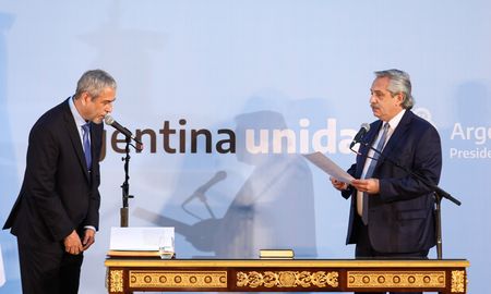 El presidente Alberto Fernández tomó juramento este jueves a Jorge Ferraresi en una ceremonia de la participaron otros integrantes del Gabinete nacional. El presidente Alberto Fernández tomó juramento este jueves a Jorge Ferraresi en una ceremonia de la participaron otros integrantes del Gabinete nacional.