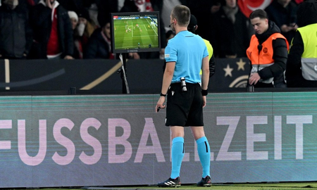 VAR: árbitros de Champions League se robaron una señal de tránsito y terminaron detenidos VAR: árbitros de Champions League se robaron una señal de tránsito y terminaron detenidos