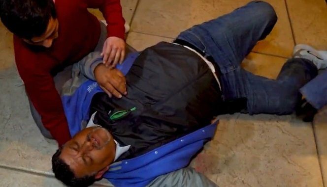 “Exponiendo infieles”: un hombre fingió un desmayo mientras se descubre su infidelidad