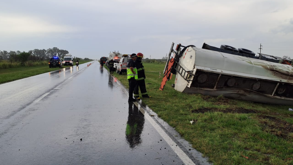 El conductor del camión y los ocupantes del auto murieron en el acto.