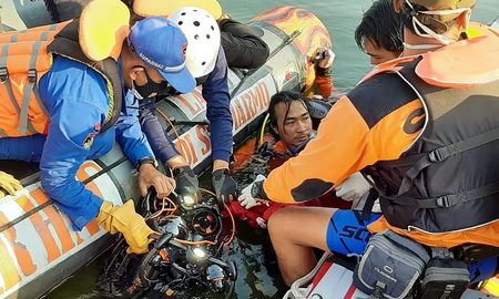 Siete muertos al volcar un bote con turistas que intentaron sacarse una selfie Siete muertos al volcar un bote con turistas que intentaron sacarse una selfie