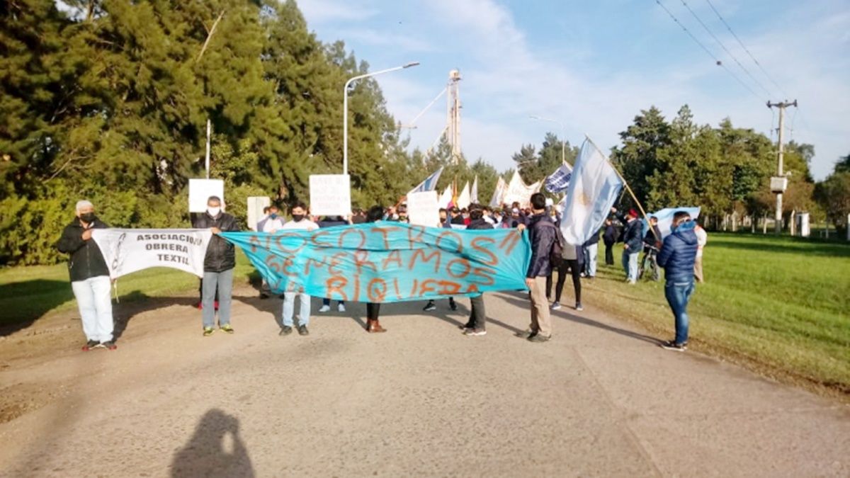 La nota dirigida al juez está firmada por Juan Carlos Bandeo, secretario general de la Asociación Obrera Textil de la delegación Reconquista, y hace mención a la delicada situación por la que atraviesan los trabajadores. La nota dirigida al juez está firmada por Juan Carlos Bandeo, secretario general de la Asociación Obrera Textil de la delegación Reconquista, y hace mención a la delicada situación por la que atraviesan los trabajadores.