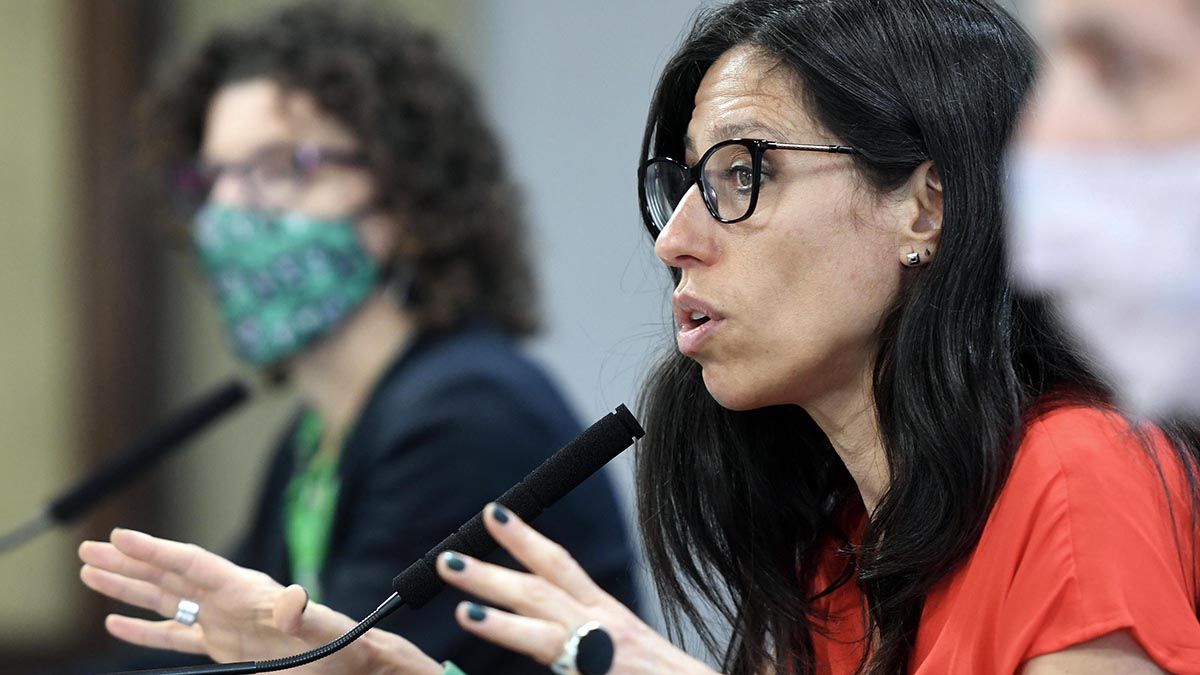 Español durante la presentación de la nueva canasta en una conferencia de prensa.