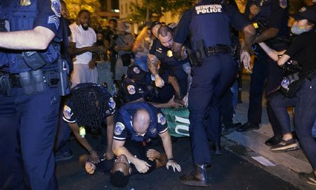 Policías reducen a varios manifestantes, Washington D.C., EE.UU., 27 de agosto de 2020. Policías reducen a varios manifestantes, Washington D.C., EE.UU., 27 de agosto de 2020.