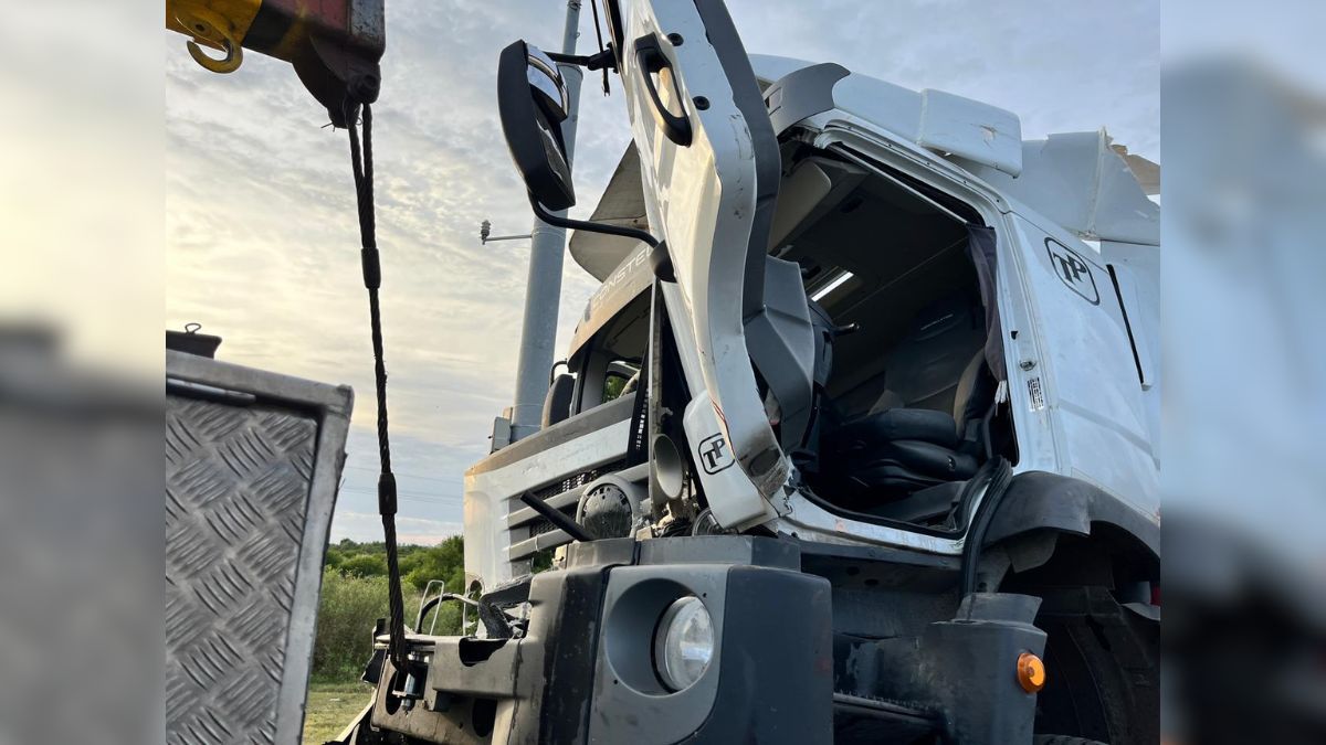 Bomberos, policía y personal del 107 actuaron de forma coordinada para asistir al camionero herido.