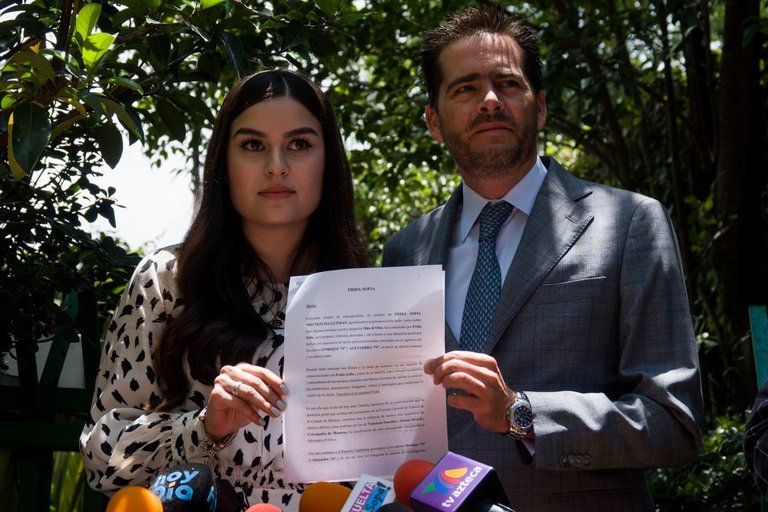 Xavier Olea y Diana Valderrama, abogados de Frida Sofía Moctezuma Guzmán.