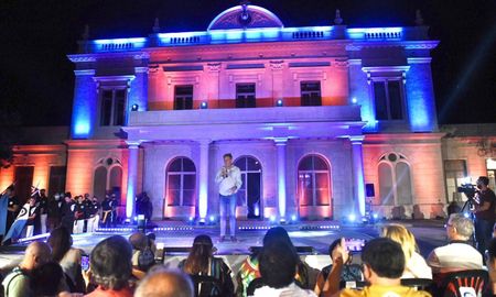 La recuperación del techo del hall entró en la primera etapa de la obra, que se inauguró esta noche. Restan reparar los daños que causó el incendio de 2019 en el interior del edificio. La recuperación del techo del hall entró en la primera etapa de la obra, que se inauguró esta noche. Restan reparar los daños que causó el incendio de 2019 en el interior del edificio.